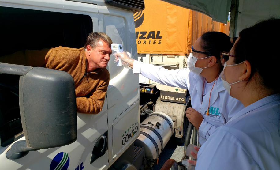 Equipes médicas foram contratadas e atuam 24 horas para fazer aferição de temperatura, orientação e triagem dos profissionais que descarregam cargas e atuam na atividade portuária. Há postos médicos e de enfermagem, 32 chuveiros, 60 pias e lava-pés com hipoclorito de sódio, entre outras iniciativas.Foto: Claudio Neves