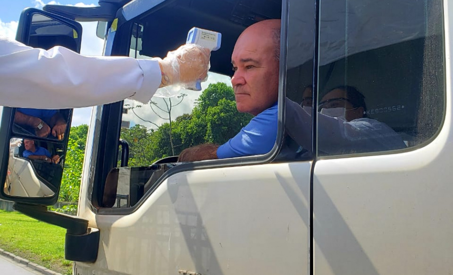 Equipes médicas foram contratadas e atuam 24 horas para fazer aferição de temperatura, orientação e triagem dos profissionais que descarregam cargas e atuam na atividade portuária. Há postos médicos e de enfermagem, 32 chuveiros, 60 pias e lava-pés com hipoclorito de sódio, entre outras iniciativas.Foto: Claudio Neves. Foto: Claudio Neves