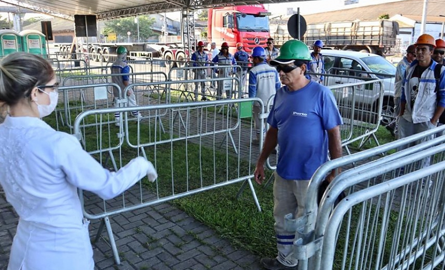 Equipes médicas foram contratadas e atuam 24 horas para fazer aferição de temperatura, orientação e triagem dos profissionais que descarregam cargas e atuam na atividade portuária. Há postos médicos e de enfermagem, 32 chuveiros, 60 pias e lava-pés com hipoclorito de sódio, entre outras iniciativas.Foto: Claudio Neves. Foto: Claudio Neves
Foto: Divulgação/APPA