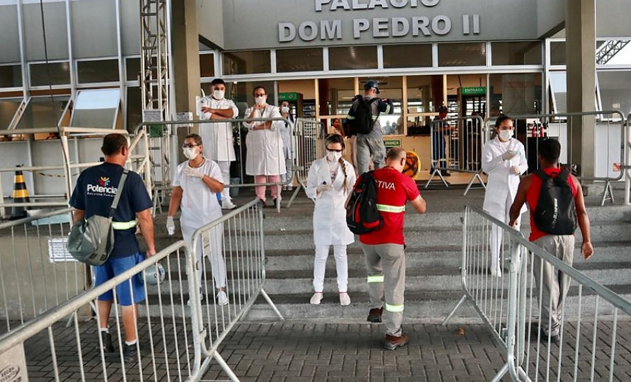 Equipes médicas foram contratadas e atuam 24 horas para fazer aferição de temperatura, orientação e triagem dos profissionais que descarregam cargas e atuam na atividade portuária. Há postos médicos e de enfermagem, 32 chuveiros, 60 pias e lava-pés com hipoclorito de sódio, entre outras iniciativas.
Foto: Divulgação/APPA