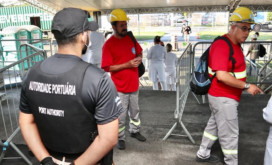 Equipes médicas foram contratadas e atuam 24 horas para fazer aferição de temperatura, orientação e triagem dos profissionais que descarregam cargas e atuam na atividade portuária. Há postos médicos e de enfermagem, 32 chuveiros, 60 pias e lava-pés com hipoclorito de sódio, entre outras iniciativas.Foto: Claudio Neves
Foto: Divulgação/APPA
