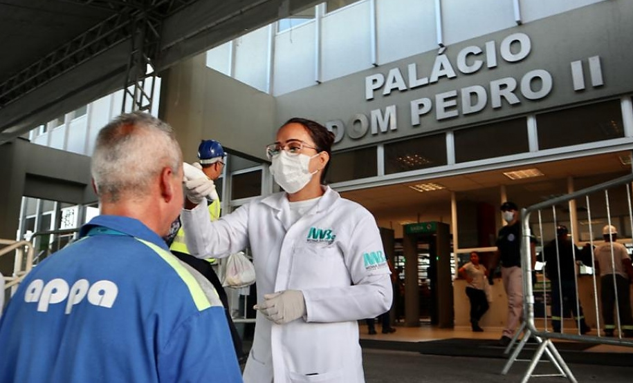 Equipes médicas foram contratadas e atuam 24 horas para fazer aferição de temperatura, orientação e triagem dos profissionais que descarregam cargas e atuam na atividade portuária. Há postos médicos e de enfermagem, 32 chuveiros, 60 pias e lava-pés com hipoclorito de sódio, entre outras iniciativas.Foto: Claudio Neves
Foto: Divulgação/APPA