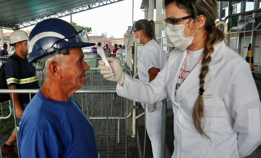 Equipes médicas foram contratadas e atuam 24 horas para fazer aferição de temperatura, orientação e triagem dos profissionais que descarregam cargas e atuam na atividade portuária. Há postos médicos e de enfermagem, 32 chuveiros, 60 pias e lava-pés com hipoclorito de sódio, entre outras iniciativas.Foto: Claudio Neves
Foto: Divulgação/APPA