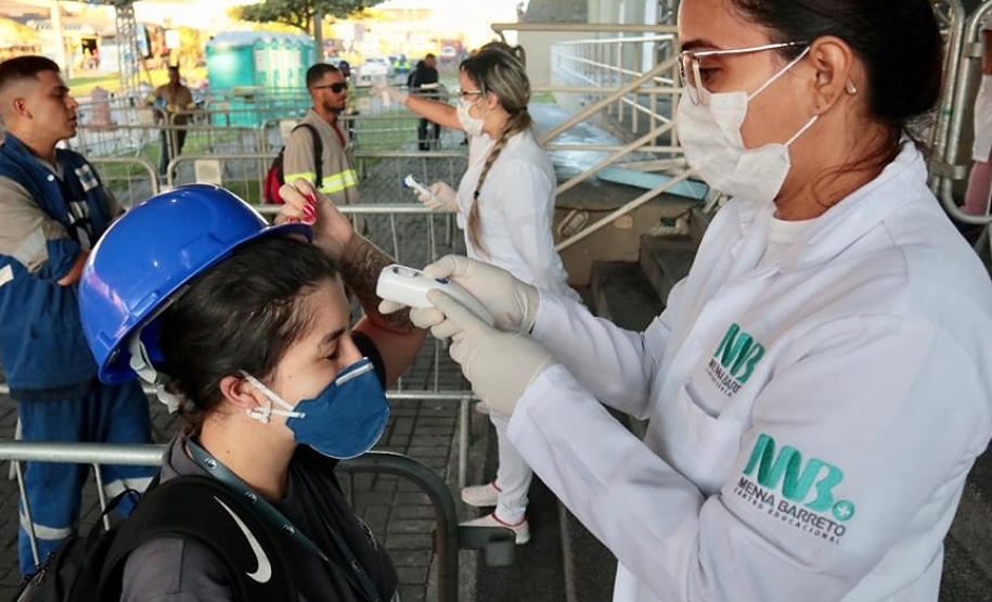 Equipes médicas foram contratadas e atuam 24 horas para fazer aferição de temperatura, orientação e triagem dos profissionais que descarregam cargas e atuam na atividade portuária. Há postos médicos e de enfermagem, 32 chuveiros, 60 pias e lava-pés com hipoclorito de sódio, entre outras iniciativas.Foto: Claudio Neves
Foto: Divulgação/APPA