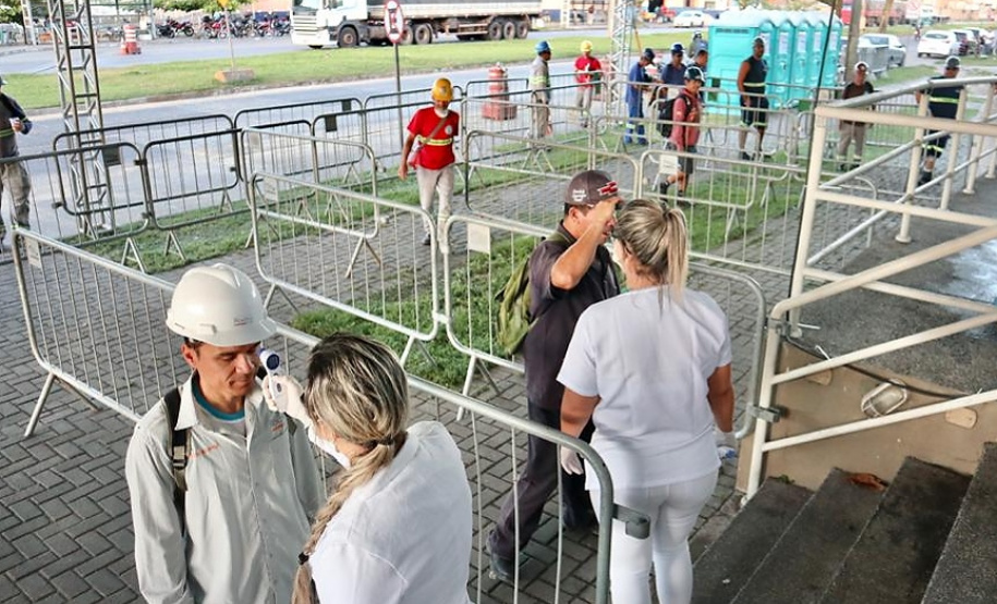 Equipes médicas foram contratadas e atuam 24 horas para fazer aferição de temperatura, orientação e triagem dos profissionais que descarregam cargas e atuam na atividade portuária. Há postos médicos e de enfermagem, 32 chuveiros, 60 pias e lava-pés com hipoclorito de sódio, entre outras iniciativas.Foto: Claudio Neves
Foto: Divulgação/APPA
