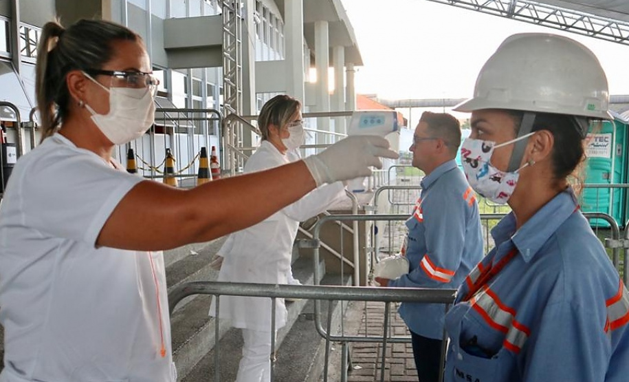 Equipes médicas foram contratadas e atuam 24 horas para fazer aferição de temperatura, orientação e triagem dos profissionais que descarregam cargas e atuam na atividade portuária. Há postos médicos e de enfermagem, 32 chuveiros, 60 pias e lava-pés com hipoclorito de sódio, entre outras iniciativas.Foto: Claudio Neves
Foto: Divulgação/APPA