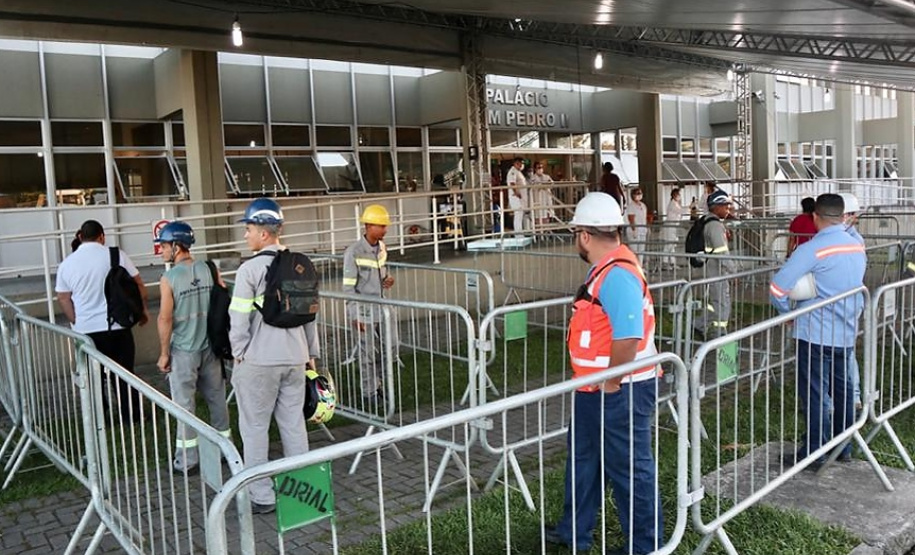 Equipes médicas foram contratadas e atuam 24 horas para fazer aferição de temperatura, orientação e triagem dos profissionais que descarregam cargas e atuam na atividade portuária. Há postos médicos e de enfermagem, 32 chuveiros, 60 pias e lava-pés com hipoclorito de sódio, entre outras iniciativas.Foto: Claudio Neves
Foto: Divulgação/APPA