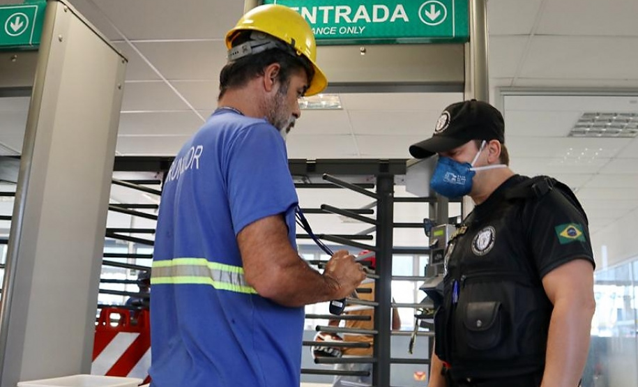Equipes médicas foram contratadas e atuam 24 horas para fazer aferição de temperatura, orientação e triagem dos profissionais que descarregam cargas e atuam na atividade portuária. Há postos médicos e de enfermagem, 32 chuveiros, 60 pias e lava-pés com hipoclorito de sódio, entre outras iniciativas.Foto: Claudio Neves
Foto: Divulgação/APPA