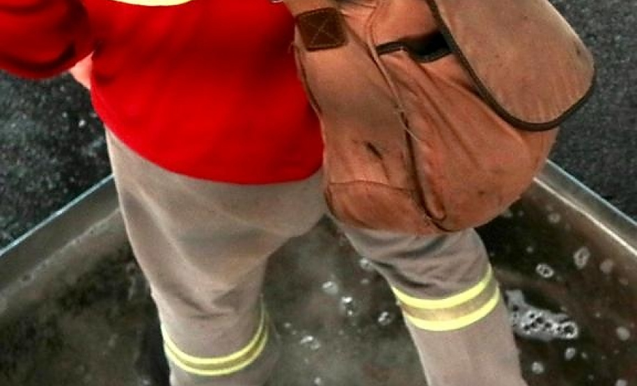 Equipes médicas foram contratadas e atuam 24 horas para fazer aferição de temperatura, orientação e triagem dos profissionais que descarregam cargas e atuam na atividade portuária. Há postos médicos e de enfermagem, 32 chuveiros, 60 pias e lava-pés com hipoclorito de sódio, entre outras iniciativas.Foto: Claudio Neves
Foto: Divulgação/APPA