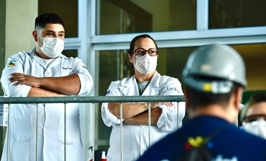 Equipes médicas foram contratadas e atuam 24 horas para fazer aferição de temperatura, orientação e triagem dos profissionais que descarregam cargas e atuam na atividade portuária. Há postos médicos e de enfermagem, 32 chuveiros, 60 pias e lava-pés com hipoclorito de sódio, entre outras iniciativas.Foto: Claudio Neves