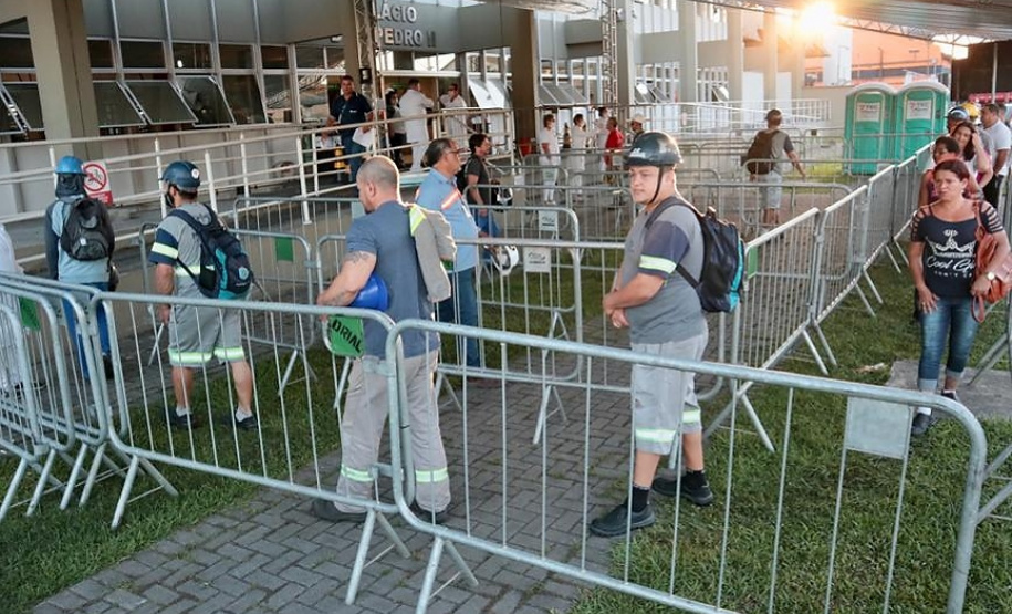 Equipes médicas foram contratadas e atuam 24 horas para fazer aferição de temperatura, orientação e triagem dos profissionais que descarregam cargas e atuam na atividade portuária. Há postos médicos e de enfermagem, 32 chuveiros, 60 pias e lava-pés com hipoclorito de sódio, entre outras iniciativas.Foto: Claudio Neves. Foto: Claudio Neves
Foto: Divulgação/APPA