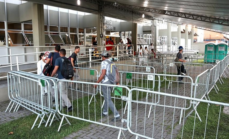 Equipes médicas foram contratadas e atuam 24 horas para fazer aferição de temperatura, orientação e triagem dos profissionais que descarregam cargas e atuam na atividade portuária. Há postos médicos e de enfermagem, 32 chuveiros, 60 pias e lava-pés com hipoclorito de sódio, entre outras iniciativas.Foto: Claudio Neves. Foto: Claudio Neves
Foto: Divulgação/APPA