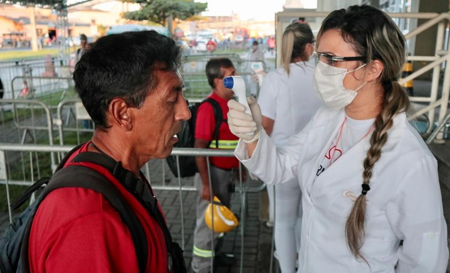 Equipes médicas foram contratadas e atuam 24 horas para fazer aferição de temperatura, orientação e triagem dos profissionais que descarregam cargas e atuam na atividade portuária. Há postos médicos e de enfermagem, 32 chuveiros, 60 pias e lava-pés com hipoclorito de sódio, entre outras iniciativas.Foto: Claudio Neves. Foto: Claudio Neves
Foto: Divulgação/APPA
