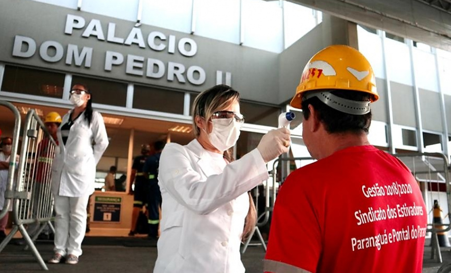 Equipes médicas foram contratadas e atuam 24 horas para fazer aferição de temperatura, orientação e triagem dos profissionais que descarregam cargas e atuam na atividade portuária. Há postos médicos e de enfermagem, 32 chuveiros, 60 pias e lava-pés com hipoclorito de sódio, entre outras iniciativas.Foto: Claudio Neves. Foto: Claudio Neves
Foto: Divulgação/APPA
