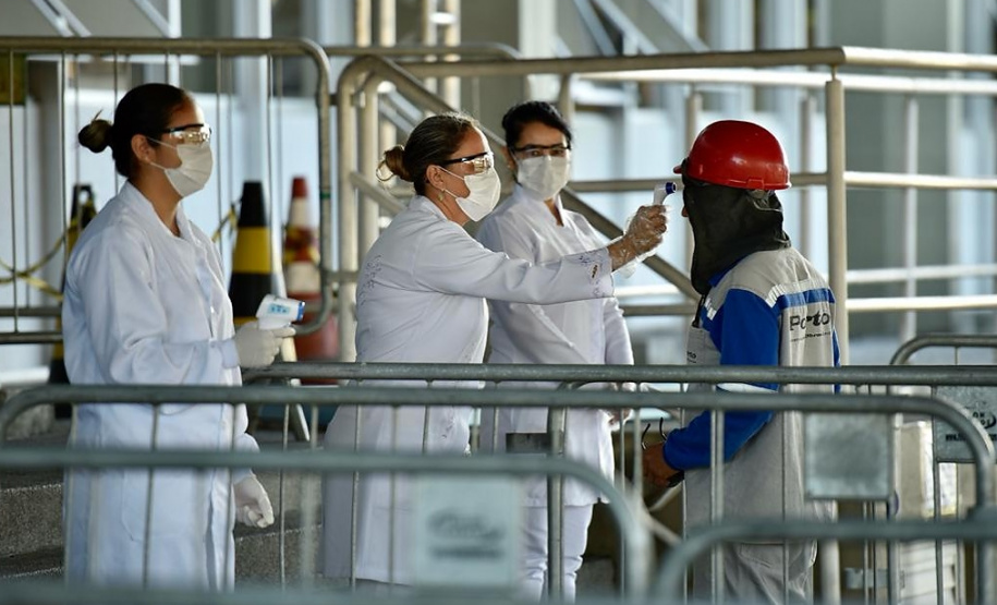Equipes médicas foram contratadas e atuam 24 horas para fazer aferição de temperatura, orientação e triagem dos profissionais que descarregam cargas e atuam na atividade portuária. Há postos médicos e de enfermagem, 32 chuveiros, 60 pias e lava-pés com hipoclorito de sódio, entre outras iniciativas.Foto: Claudio Neves. Foto: Claudio Neves
Foto: Divulgação/APPA