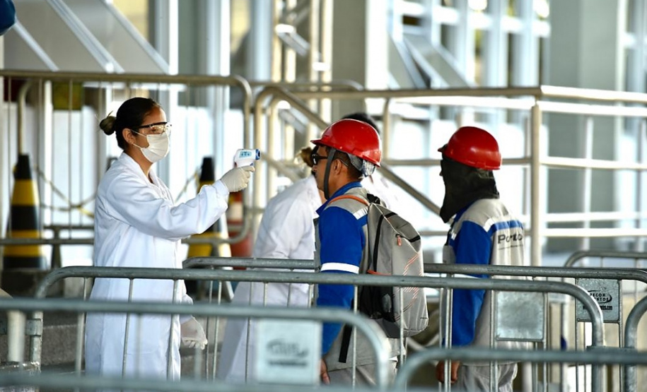 Equipes médicas foram contratadas e atuam 24 horas para fazer aferição de temperatura, orientação e triagem dos profissionais que descarregam cargas e atuam na atividade portuária. Há postos médicos e de enfermagem, 32 chuveiros, 60 pias e lava-pés com hipoclorito de sódio, entre outras iniciativas.Foto: Claudio Neves. Foto: Claudio Neves
Foto: Divulgação/APPA