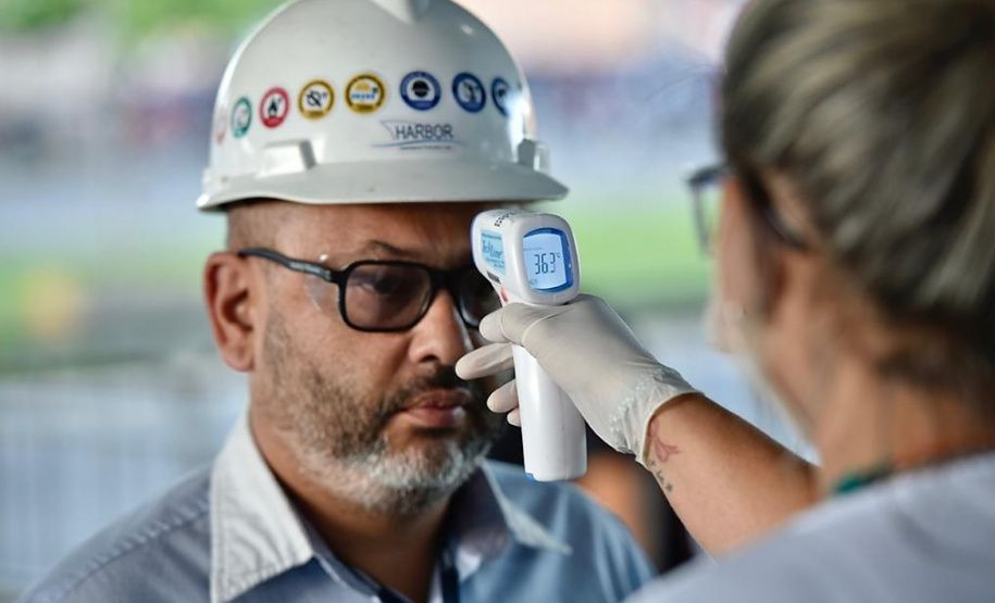 Equipes médicas foram contratadas e atuam 24 horas para fazer aferição de temperatura, orientação e triagem dos profissionais que descarregam cargas e atuam na atividade portuária. Há postos médicos e de enfermagem, 32 chuveiros, 60 pias e lava-pés com hipoclorito de sódio, entre outras iniciativas.Foto: Claudio Neves. Foto: Claudio Neves
Foto: Divulgação/APPA