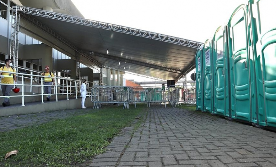 Equipes médicas foram contratadas e atuam 24 horas para fazer aferição de temperatura, orientação e triagem dos profissionais que descarregam cargas e atuam na atividade portuária. Há postos médicos e de enfermagem, 32 chuveiros, 60 pias e lava-pés com hipoclorito de sódio, entre outras iniciativas.Foto: Claudio Neves. Foto: Claudio Neves
Foto: Divulgação/APPA