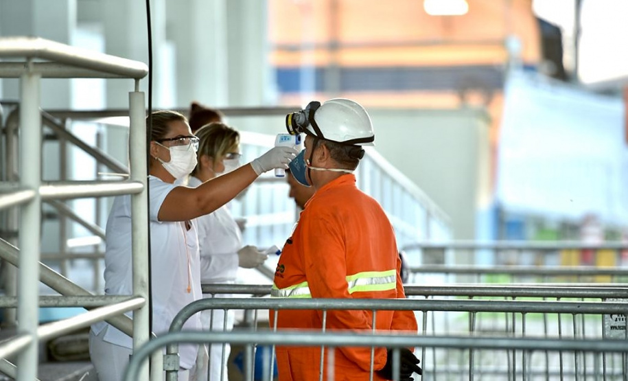Equipes médicas foram contratadas e atuam 24 horas para fazer aferição de temperatura, orientação e triagem dos profissionais que descarregam cargas e atuam na atividade portuária. Há postos médicos e de enfermagem, 32 chuveiros, 60 pias e lava-pés com hipoclorito de sódio, entre outras iniciativas.Foto: Claudio Neves. Foto: Claudio Neves
Foto: Divulgação/APPA