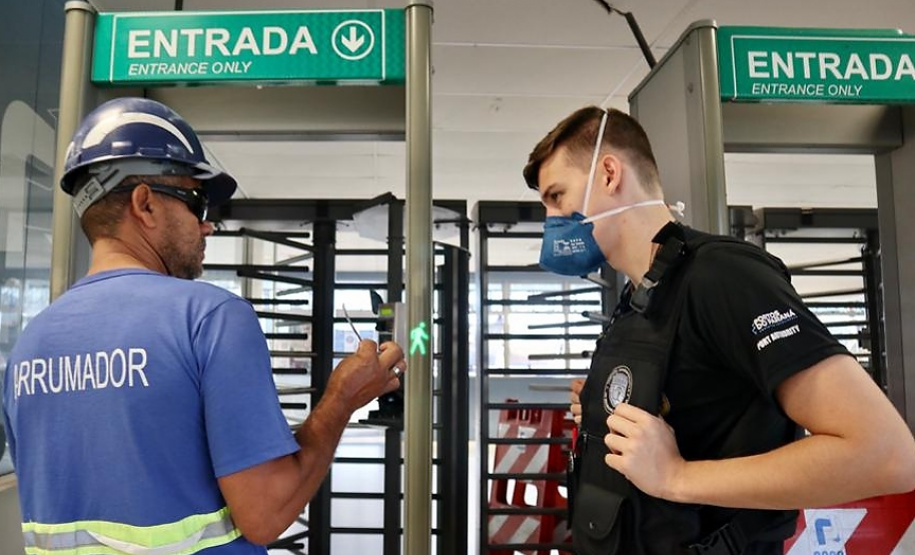Equipes médicas foram contratadas e atuam 24 horas para fazer aferição de temperatura, orientação e triagem dos profissionais que descarregam cargas e atuam na atividade portuária. Há postos médicos e de enfermagem, 32 chuveiros, 60 pias e lava-pés com hipoclorito de sódio, entre outras iniciativas.Foto: Claudio Neves. Foto: Claudio Neves
Foto: Divulgação/APPA