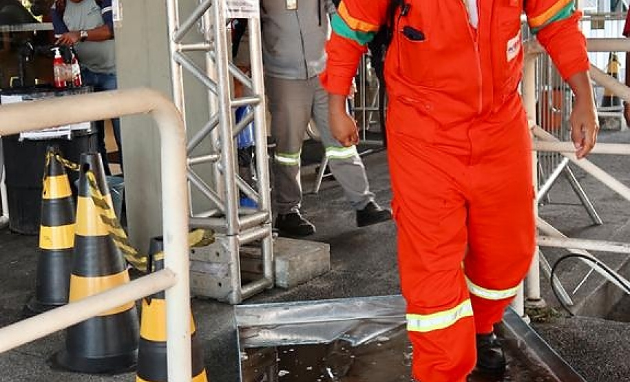 Equipes médicas foram contratadas e atuam 24 horas para fazer aferição de temperatura, orientação e triagem dos profissionais que descarregam cargas e atuam na atividade portuária. Há postos médicos e de enfermagem, 32 chuveiros, 60 pias e lava-pés com hipoclorito de sódio, entre outras iniciativas.Foto: Claudio Neves. Foto: Claudio Neves
Foto: Divulgação/APPA