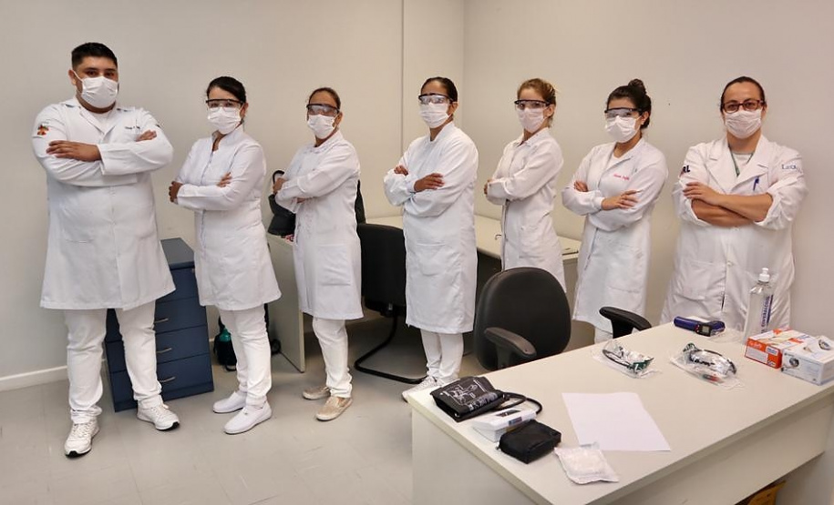 Equipes médicas foram contratadas e atuam 24 horas para fazer aferição de temperatura, orientação e triagem dos profissionais que descarregam cargas e atuam na atividade portuária. Há postos médicos e de enfermagem, 32 chuveiros, 60 pias e lava-pés com hipoclorito de sódio, entre outras iniciativas.Foto: Claudio Neves. Foto: Claudio Neves
Foto: Divulgação/APPA