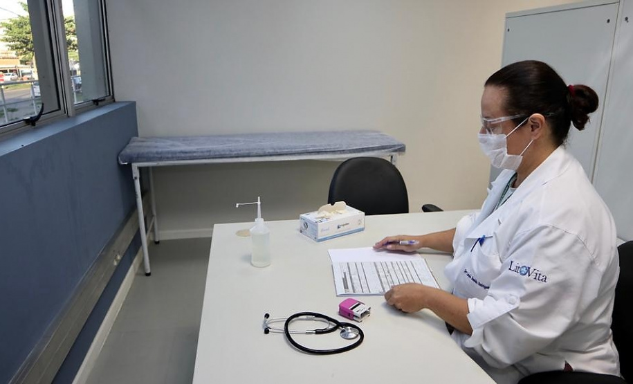 Equipes médicas foram contratadas e atuam 24 horas para fazer aferição de temperatura, orientação e triagem dos profissionais que descarregam cargas e atuam na atividade portuária. Há postos médicos e de enfermagem, 32 chuveiros, 60 pias e lava-pés com hipoclorito de sódio, entre outras iniciativas.Foto: Claudio Neves. Foto: Claudio Neves
Foto: Divulgação/APPA