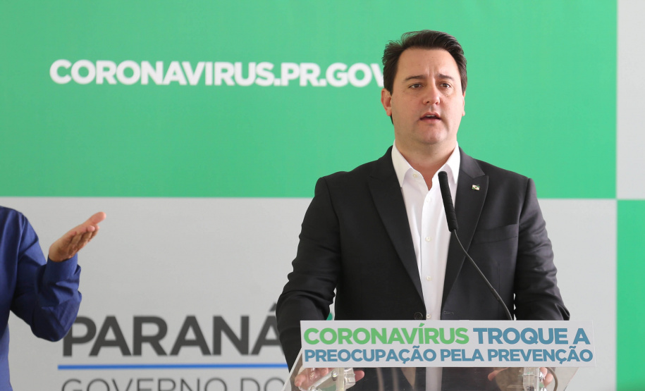 O governador Carlos Massa Ratinho Junior em pronunciamento nesta quinta-feira (26/03), para apresentar a estrutura hospitalar que o Paraná dispõe para enfrentamento ao novo coronavírus, além de uma solução tecnológica para acompanhar pessoas com sintomas da Covid-19.  Curitiba, 26/03/2020 - Foto: Geraldo Bubniak/AEN