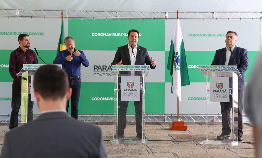 O governador Carlos Massa Ratinho Junior em pronunciamento nesta quinta-feira (26/03), para apresentar a estrutura hospitalar que o Paraná dispõe para enfrentamento ao novo coronavírus, além de uma solução tecnológica para acompanhar pessoas com sintomas da Covid-19.  Curitiba, 26/03/2020 - Foto: Geraldo Bubniak/AEN