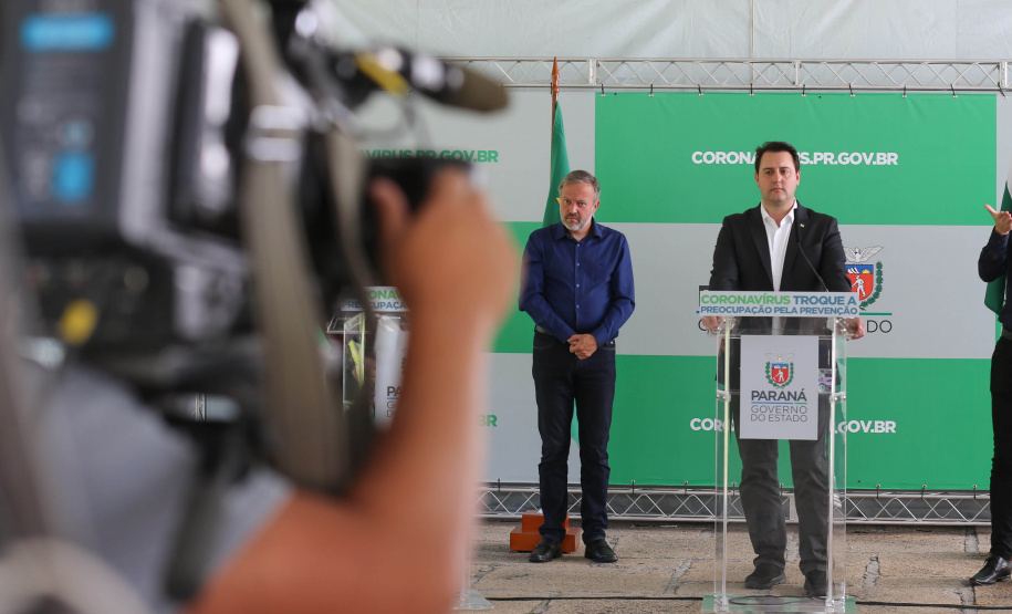O governador Carlos Massa Ratinho Junior em pronunciamento nesta quinta-feira (26/03), para apresentar a estrutura hospitalar que o Paraná dispõe para enfrentamento ao novo coronavírus, além de uma solução tecnológica para acompanhar pessoas com sintomas da Covid-19.  Curitiba, 26/03/2020 - Foto: Geraldo Bubniak/AEN