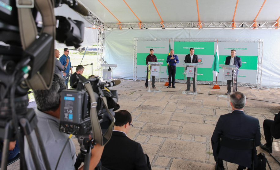 O governador Carlos Massa Ratinho Junior em pronunciamento nesta quinta-feira (26/03), para apresentar a estrutura hospitalar que o Paraná dispõe para enfrentamento ao novo coronavírus, além de uma solução tecnológica para acompanhar pessoas com sintomas da Covid-19.  Curitiba, 26/03/2020 - Foto: Geraldo Bubniak/AEN