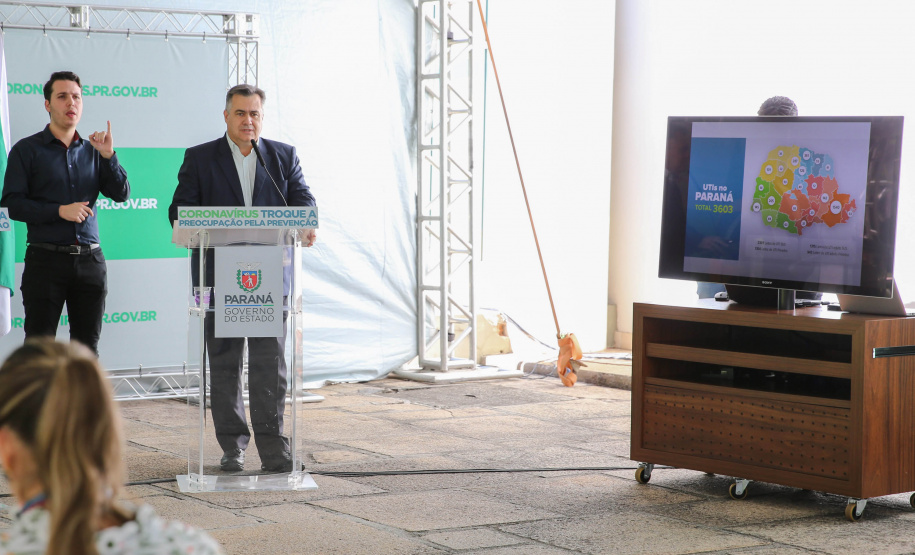 O governador Carlos Massa Ratinho Junior em pronunciamento nesta quinta-feira (26/03), para apresentar a estrutura hospitalar que o Paraná dispõe para enfrentamento ao novo coronavírus, além de uma solução tecnológica para acompanhar pessoas com sintomas da Covid-19.  Curitiba, 26/03/2020 - Foto: Geraldo Bubniak/AEN