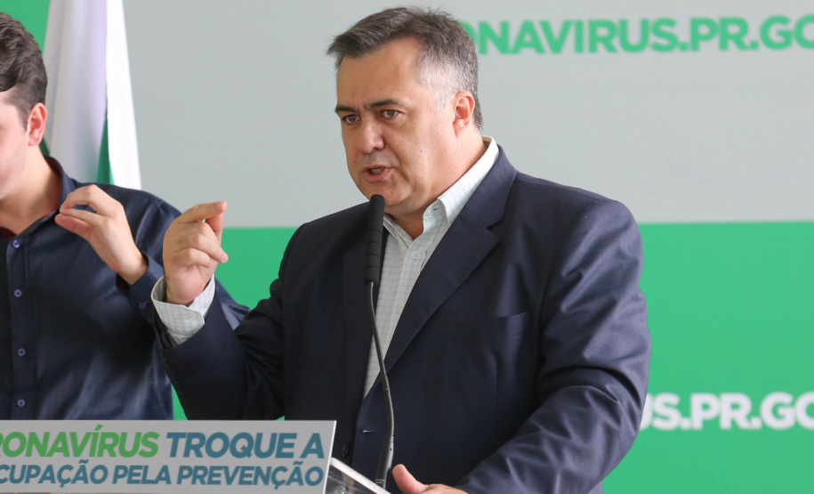 O governador Carlos Massa Ratinho Junior em pronunciamento nesta quinta-feira (26/03), para apresentar a estrutura hospitalar que o Paraná dispõe para enfrentamento ao novo coronavírus, além de uma solução tecnológica para acompanhar pessoas com sintomas da Covid-19. Na foto o secretário estadual da saúde, Beto Preto.  Curitiba, 26/03/2020 - Foto: Geraldo Bubniak/AEN