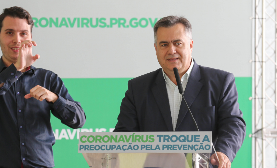 O governador Carlos Massa Ratinho Junior em pronunciamento nesta quinta-feira (26/03), para apresentar a estrutura hospitalar que o Paraná dispõe para enfrentamento ao novo coronavírus, além de uma solução tecnológica para acompanhar pessoas com sintomas da Covid-19. Na foto o secretário estadual da saúde, Beto Preto.  Curitiba, 26/03/2020 - Foto: Geraldo Bubniak/AEN