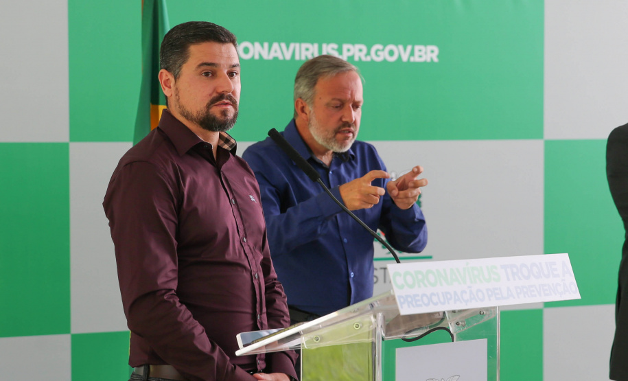 O governador Carlos Massa Ratinho Junior em pronunciamento nesta quinta-feira (26/03), para apresentar a estrutura hospitalar que o Paraná dispõe para enfrentamento ao novo coronavírus, além de uma solução tecnológica para acompanhar pessoas com sintomas da Covid-19. Na foto, diretor presidente da Celepar, Leandro Moura.   Curitiba, 26/03/2020 - Foto: Geraldo Bubniak/AEN