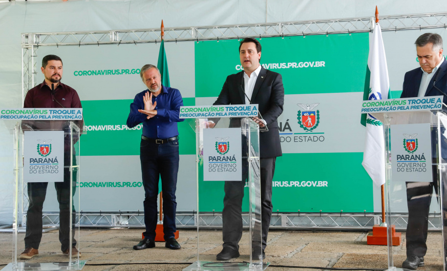 O Governo do Estado segue o planejamento de combate ao coronavírus e anunciou nesta quinta-feira (26) toda a estrutura disponível no Paraná para garantir atendimento a pacientes que precisem de suporte médico-hospitalar por causa da Covid-19. O quadro apresentado pelo governador Carlos Massa Ratinho Junior mostrou que todas as regiões paranaense estão atendidas.