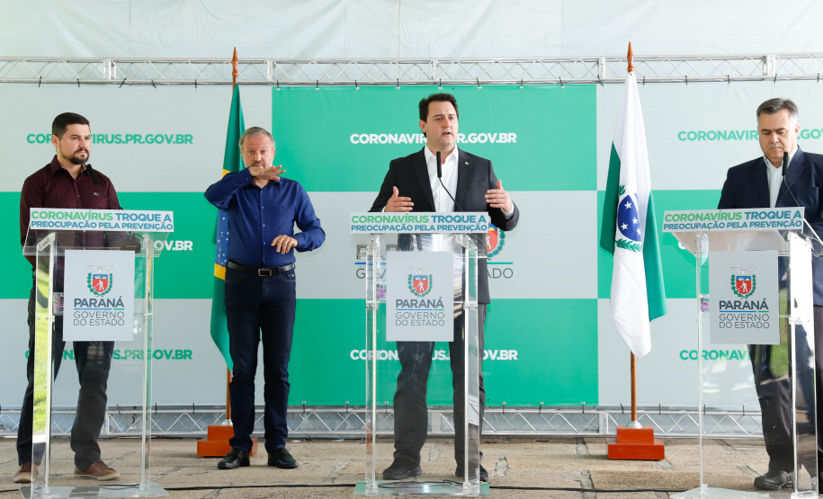 O Governo do Estado segue o planejamento de combate ao coronavírus e anunciou nesta quinta-feira (26) toda a estrutura disponível no Paraná para garantir atendimento a pacientes que precisem de suporte médico-hospitalar por causa da Covid-19. O quadro apresentado pelo governador Carlos Massa Ratinho Junior mostrou que todas as regiões paranaense estão atendidas.