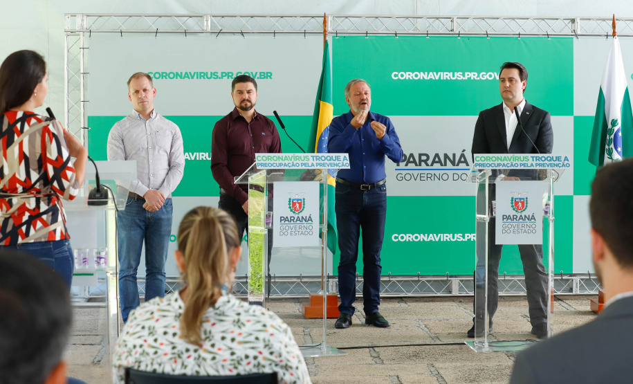 O Governo do Estado segue o planejamento de combate ao coronavírus e anunciou nesta quinta-feira (26) toda a estrutura disponível no Paraná para garantir atendimento a pacientes que precisem de suporte médico-hospitalar por causa da Covid-19. O quadro apresentado pelo governador Carlos Massa Ratinho Junior mostrou que todas as regiões paranaense estão atendidas.