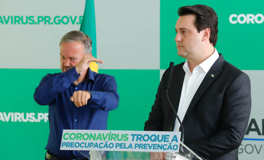 O Governo do Estado segue o planejamento de combate ao coronavírus e anunciou nesta quinta-feira (26) toda a estrutura disponível no Paraná para garantir atendimento a pacientes que precisem de suporte médico-hospitalar por causa da Covid-19. O quadro apresentado pelo governador Carlos Massa Ratinho Junior mostrou que todas as regiões paranaense estão atendidas.