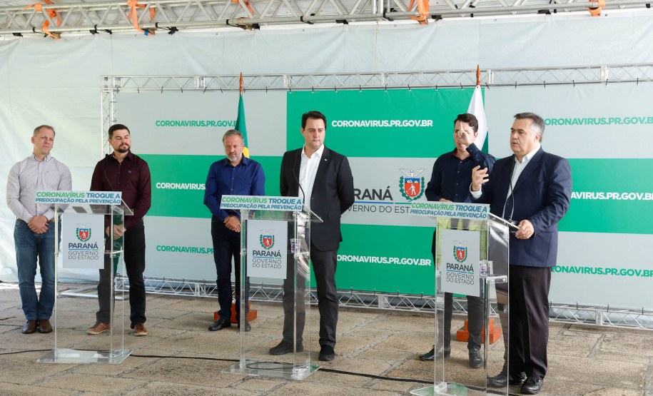 O Governo do Estado segue o planejamento de combate ao coronavírus e anunciou nesta quinta-feira (26) toda a estrutura disponível no Paraná para garantir atendimento a pacientes que precisem de suporte médico-hospitalar por causa da Covid-19. O quadro apresentado pelo governador Carlos Massa Ratinho Junior mostrou que todas as regiões paranaense estão atendidas.
