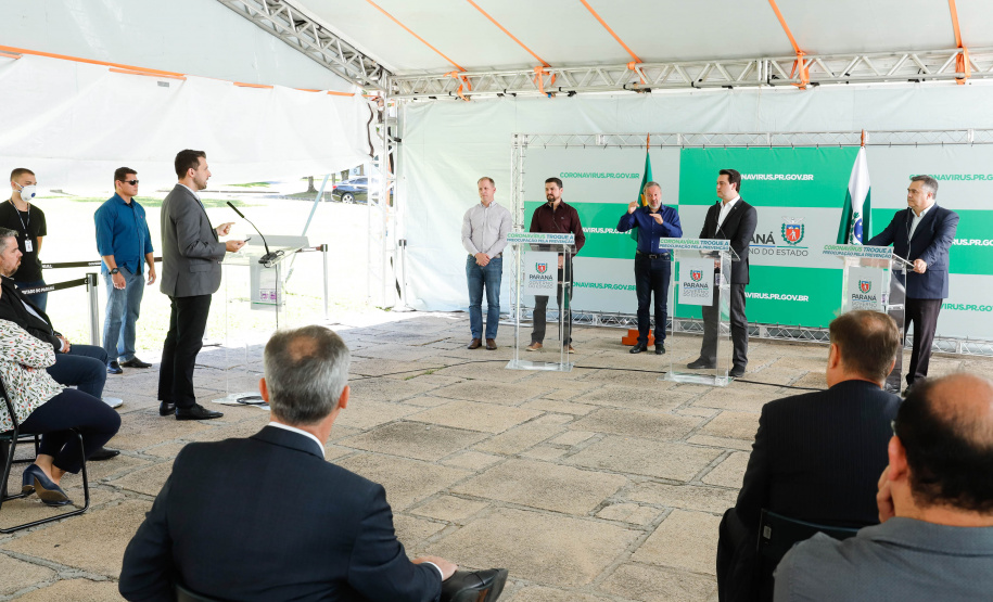O Governo do Estado segue o planejamento de combate ao coronavírus e anunciou nesta quinta-feira (26) toda a estrutura disponível no Paraná para garantir atendimento a pacientes que precisem de suporte médico-hospitalar por causa da Covid-19. O quadro apresentado pelo governador Carlos Massa Ratinho Junior mostrou que todas as regiões paranaense estão atendidas.