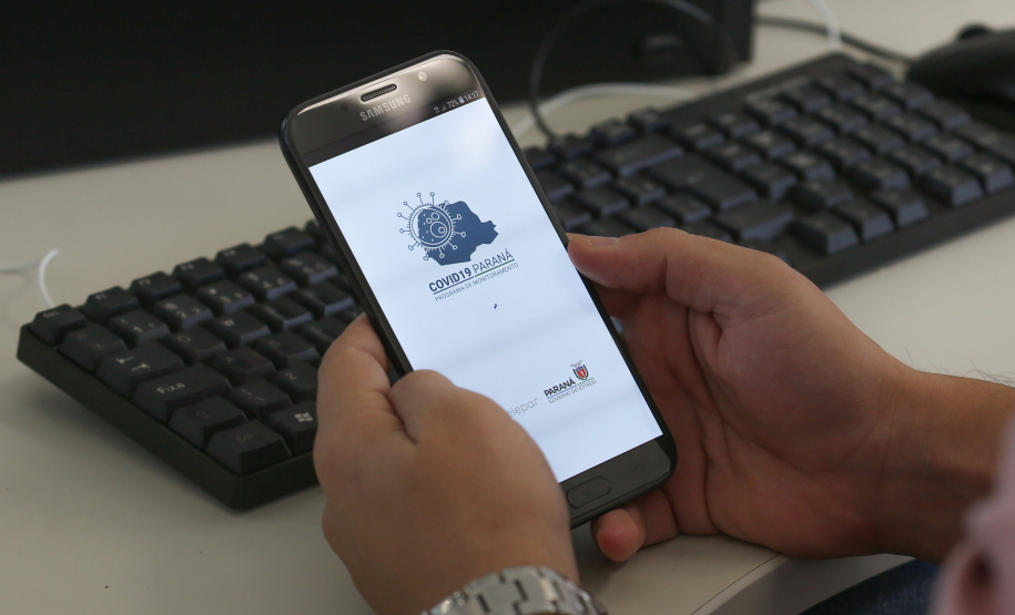Ferramenta foi desenvolvida pela Celepar, empresa estadual de tecnologia da informação, em parceria com a Secretaria da Saúde. App permite a criação de um grande banco de dados para agilizar as tomadas de decisão em relação à circulação do vírus.
