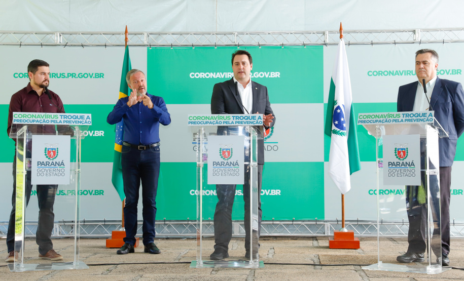 O Governo do Paraná apresentou uma solução tecnológica para acompanhar pessoas com sintomas e ajudar no controle à circulação do coronavírus no Estado. O aplicativo COVID19 Paraná para aparelhos móveis foi desenvolvido pela Celepar, empresa estadual de tecnologia da informação, com colaboração da Secretaria da Saúde. A novidade foi lançada nesta quinta-feira (26), no Palácio Iguaçu, pelo governador Carlos Massa Ratinho Junior.