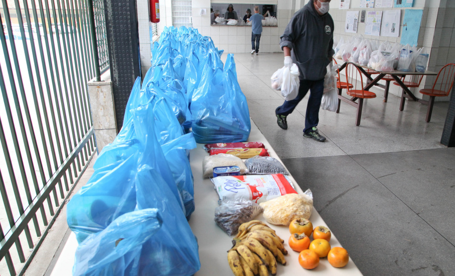 Colégio Estadual Brasílio Vicente de Castro faz entrega de kits da merenda escolar.Foto: Ari Dias/AEN.