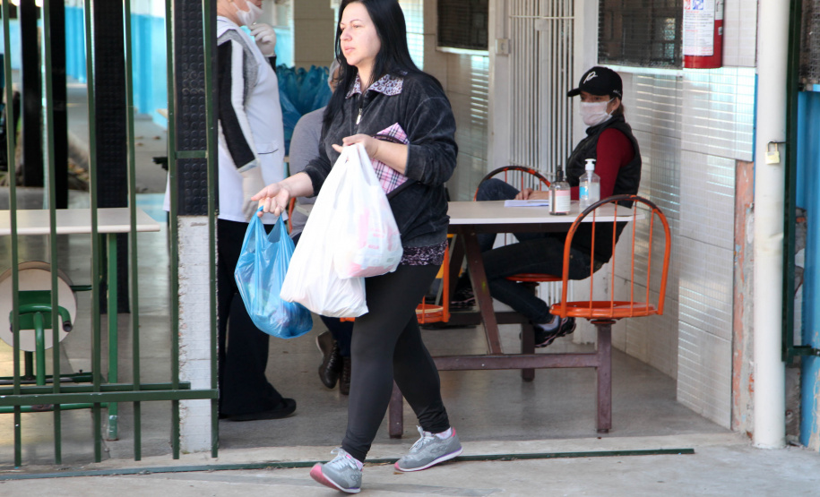 Colégio Estadual Brasílio Vicente de Castro faz entrega de kits da merenda escolar.Foto: Ari Dias/AEN.