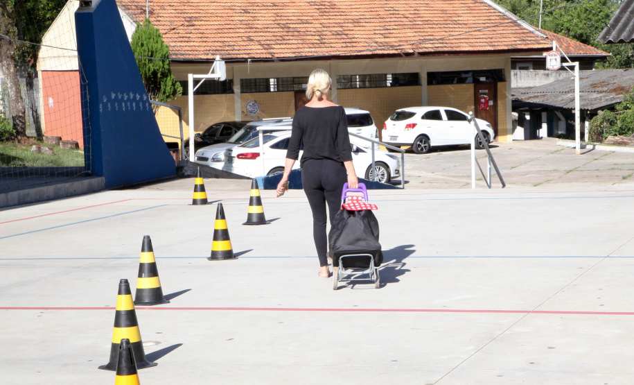 Colégio Estadual Brasílio Vicente de Castro faz entrega de kits da merenda escolar.Foto: Ari Dias/AEN.