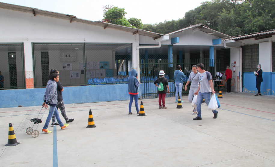 Colégio Estadual Brasílio Vicente de Castro faz entrega de kits da merenda escolar.Foto: Ari Dias/AEN.