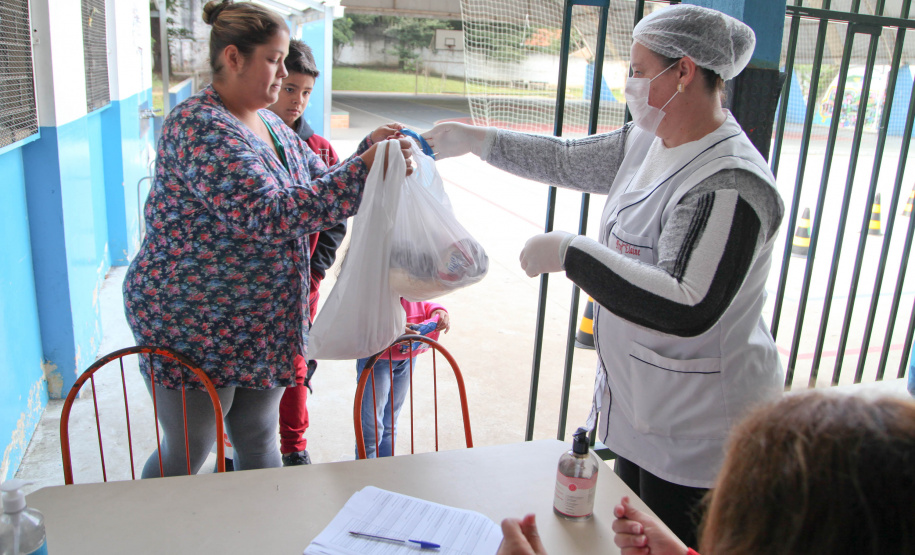Colégio Estadual Brasílio Vicente de Castro faz entrega de kits da merenda escolar.Foto: Ari Dias/AEN.