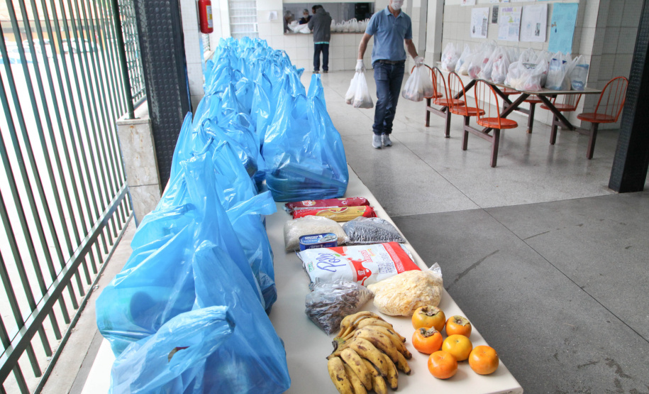 Colégio Estadual Brasílio Vicente de Castro faz entrega de kits da merenda escolar.Foto: Ari Dias/AEN.