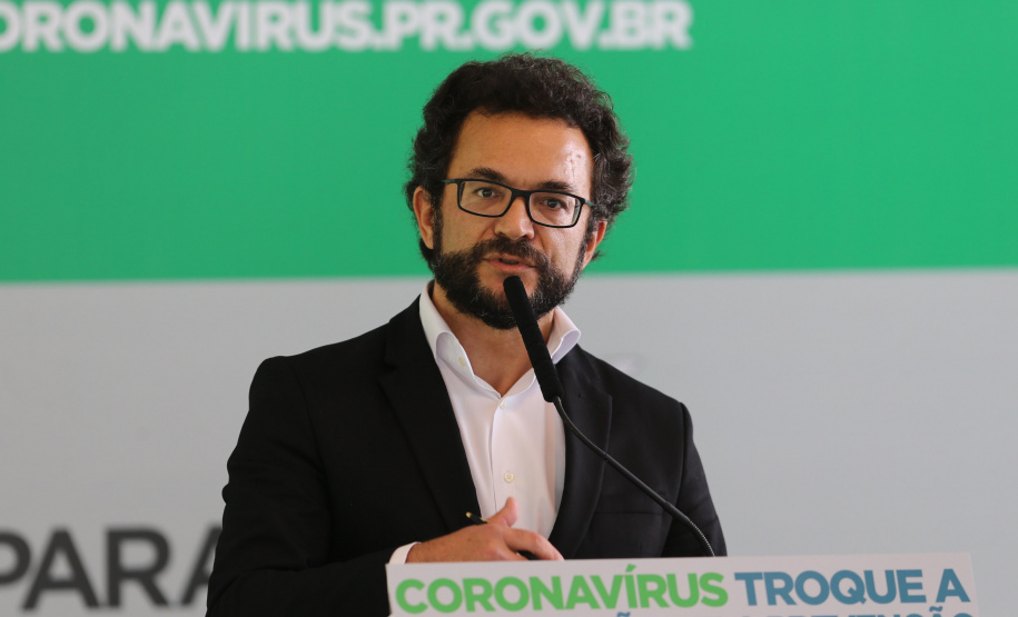 Covid Economia O Governador Carlos Massa Ratinho Junior em pronunciamento nesta sexta-feira (27/03), para anunciar medidas econômicas que o Governo do Estado adota para estimular a atividade produtiva e reduzir os impactos causados pela pandemia do novo coronavírus na economia. Na foto, o diretor-presidente da Fomento Paraná, Heraldo Neves. Curitiba, 27/03/2020 - Foto: Geraldo Bubniak/AEN